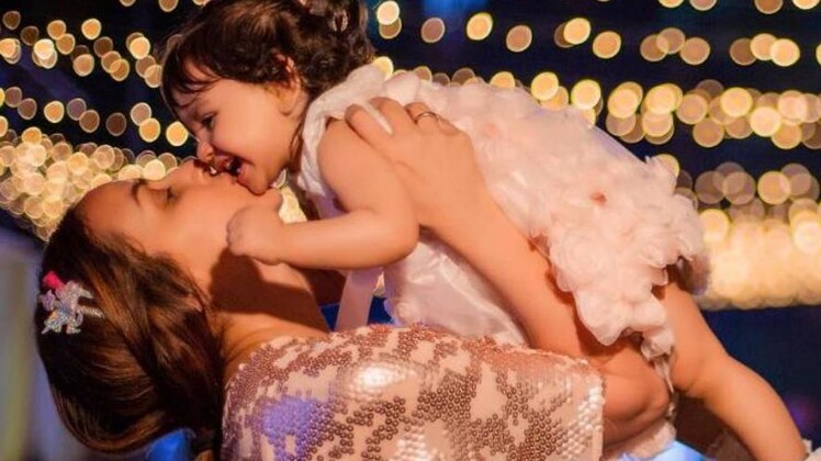 अपनी बेटी राध्या के साथ ईशा देओल 