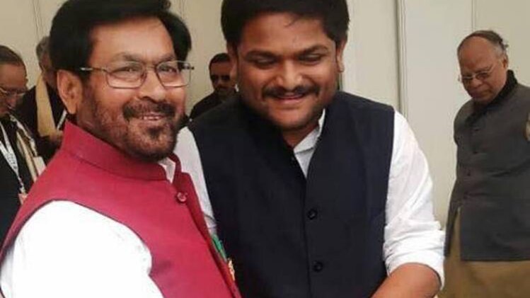 हार्दिक पटेल के साथ जयप्रकाश नारायण यादव (टि्वटर)