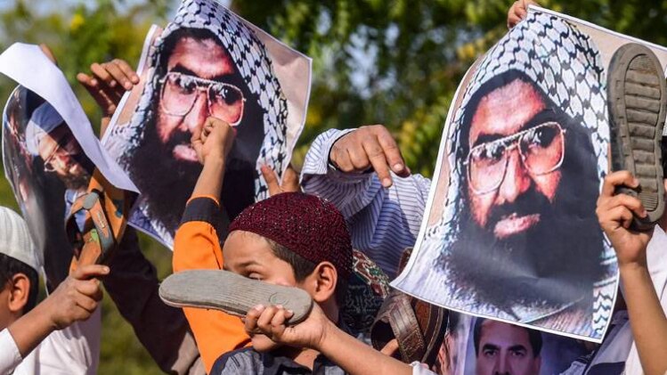 मौलाना मसूद अजहर के खिलाफ प्रदर्शन करते लोग (PTI)