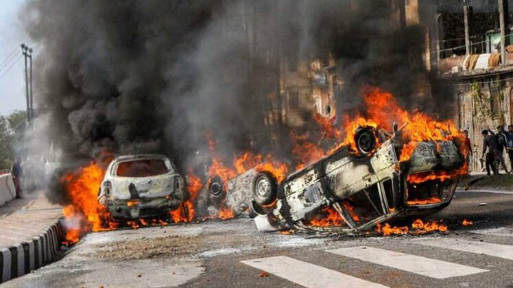 प्रदर्शनकारियों ने कई गाड़ियों को आग के हवाले कर दिया. 