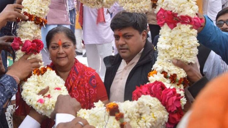 पूर्व मुख्यमंत्री वसुंधरा राजे और सांसद दुष्यंत सिंह (फोटो-ट्विटर)