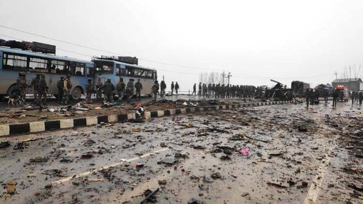 पुलवामा में घटनास्थल की तस्वीर. फोटो- रॉयटर्स