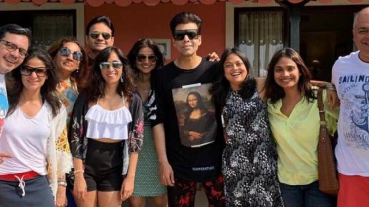 अपने दोस्तों के साथ करण जौहर 