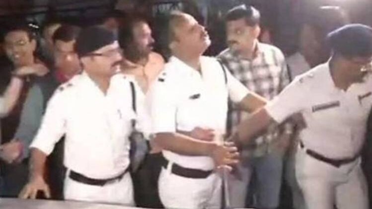 कोलकाता के पुलिस कमिश्नर राजीव कुमार के घर के बाहर घमासान. ANI