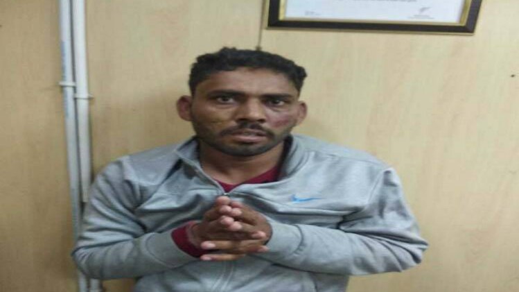 पकड़ा गया आरोपी(फोटो- हिमांशु मिश्रा)