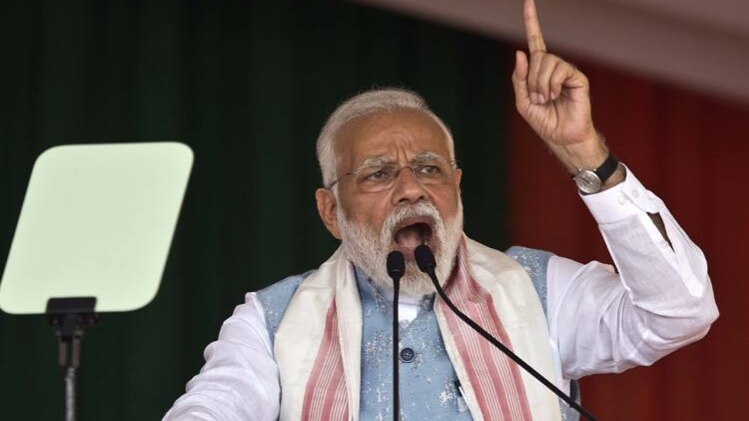 संसद परिसर में पीएम नरेंद्र मोदी (फाइल फोटो- AP)