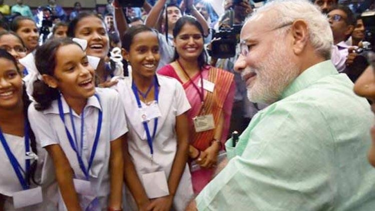 बच्चों के साथ पीएम नरेंद्र मोदी (PTI)