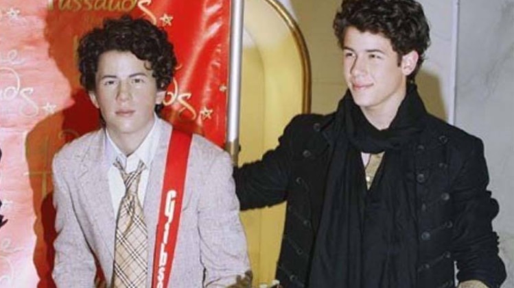 न‍िक जोनस अपने स्टैच्यू के साथ 