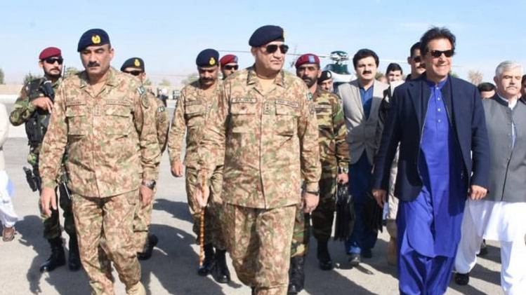 पाकिस्तान सेना प्रमुख कमर जावेद बाजवा और प्रधानमंत्री इमरान खान (फाइल फोटो-@OfficialDGISPR)