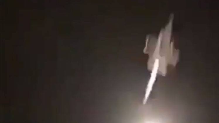 पाकिस्तान ने भारतीय विमानों पर गोले दागे.