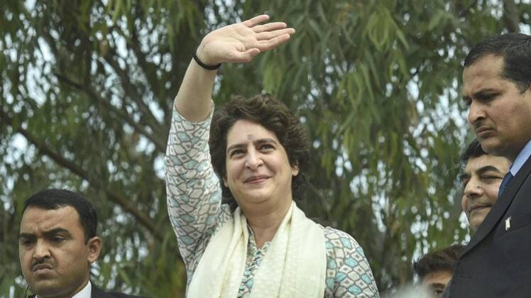 लखनऊ में रोड शो के दौरान कांग्रेस महासचिव प्रियंका गांधी. फोटो PTI