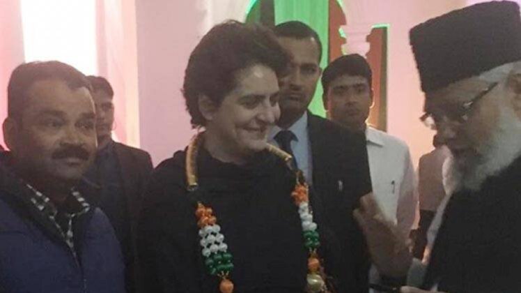 प्रियंका वाड्रा गांधी यूपी के कार्यकर्ताओं से मिलती हुईं (Photo- ANI)