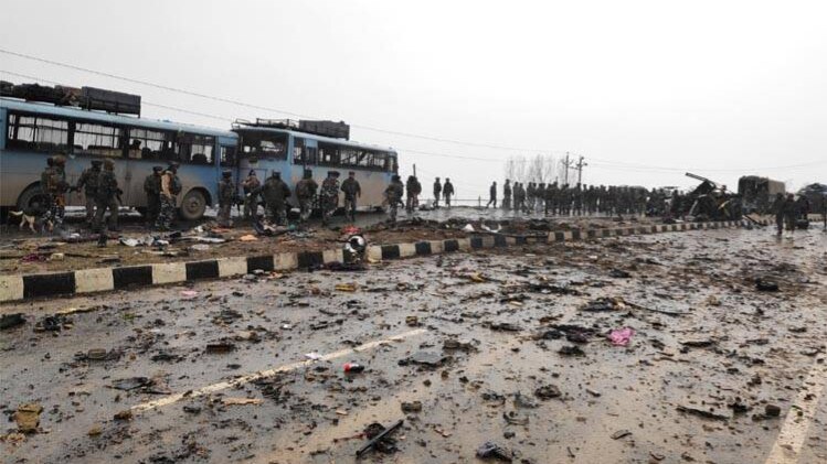 पुलवामा में आतंकी हमले में CRPF के जवान शहीद (फोटो-रायटर्स)