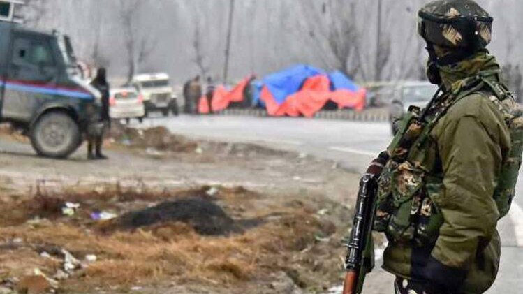 पुलवामा हमले के बाद का दृश्य (फोटो- PTI)