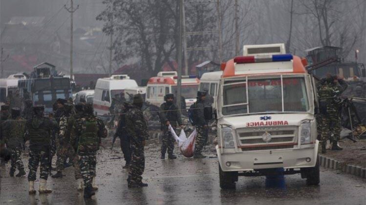 पुलवामा में आतंकी हमलाा, CRPF के 37 जवान शहीद (फोटो-रायटर्स)