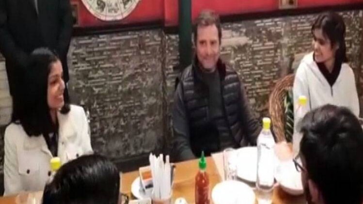 कॉलेज स्टूडेंट्स के साथ राहुल गांधी