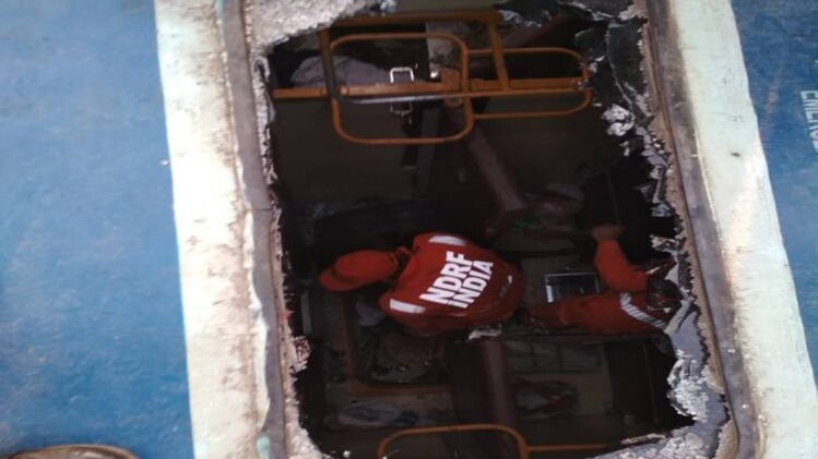 राहत और बचाव कार्य( फोटो- ANI)