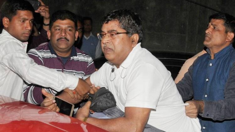 पुलिस की गिरफ्त में सीबीआई अधिकारी (फोटो- PTI)