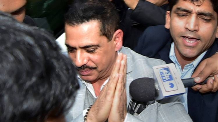 ED दफ्तर में रॉबर्ट वाड्रा (फोटो- PTI)