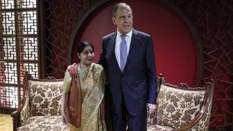 विदेश मंत्री सुषमा स्वराज और रूसी विदेश मंत्री सर्गेई लावरोव (फोटो-Twitter/@RusEmbIndia)