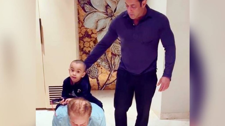 सलमान खान, सलीम खान, आहिल शर्मा (इंस्टाग्राम)