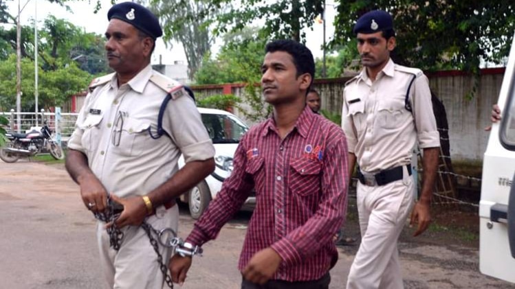 पुल‍िस ग‍िरफ्त में आरोपी (Photo:aajtak)