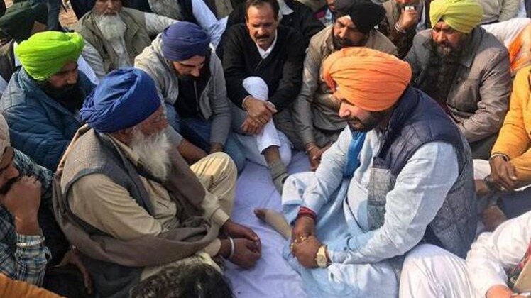 शहीद जयमल सिंह के परिजनों के साथ नवजोत सिंह सिद्धू