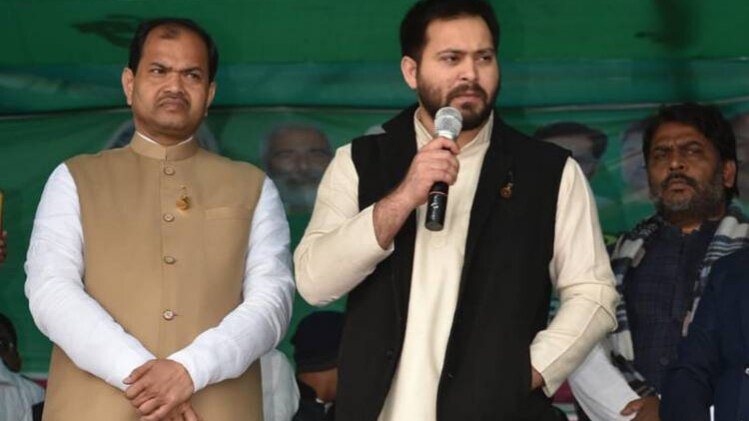 तेजस्वी यादव के साथ आरजेडी सांसद शैलेष मंडल (टि्वटर)