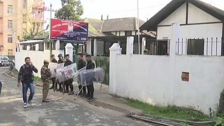 शिलॉन्ग में राजीव कुमार से पूछताछ (फोटो-एएनआई)