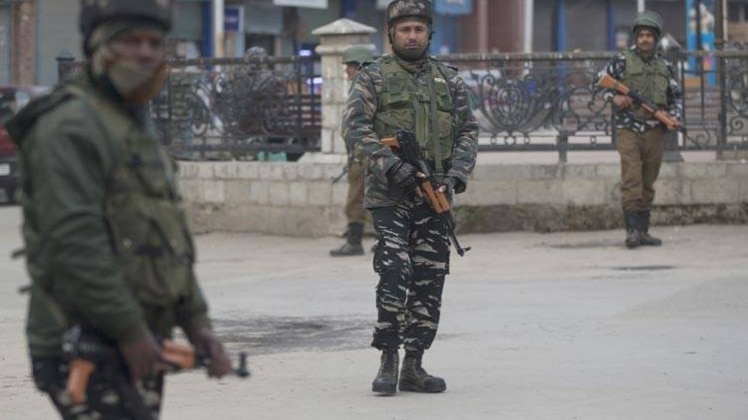 जम्मू कश्मीर में सेना के जवान (फोटो-AP)