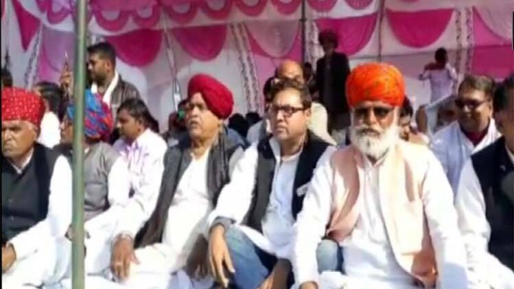 रेल पटरी पर बैठे गुर्जर (फोटो- ANI)