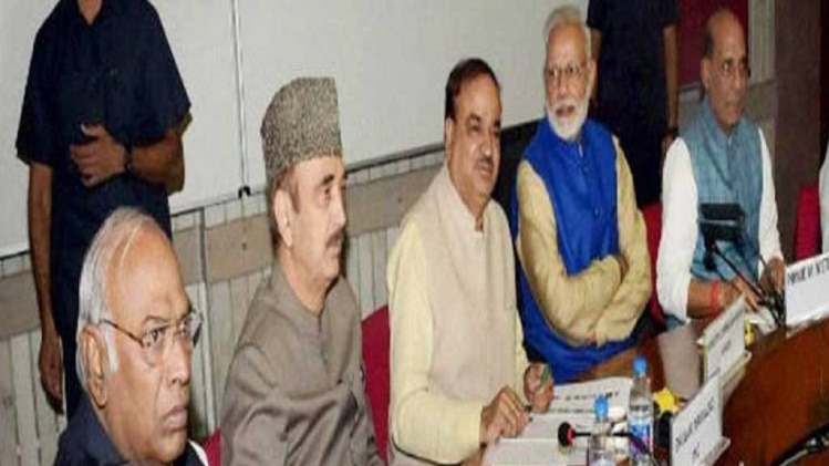 सर्वदलीय बैठक में नेताओं ने बधाई ( फाइल फोटो)