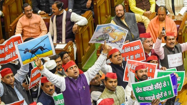 सपा विधायकों का हंगामा (फोटो- PTI)