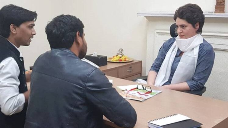 कांग्रेस मुख्यालय में लोगों से मिलतीं प्रियंका गांधी वाड्रा.