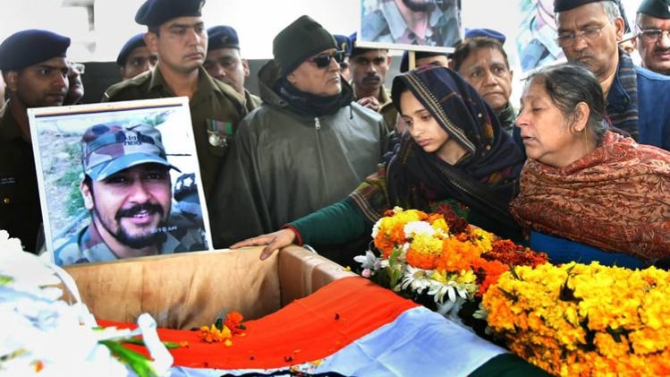 शहीद मेजर का पार्थिव शरीर (फोटो- PTI)