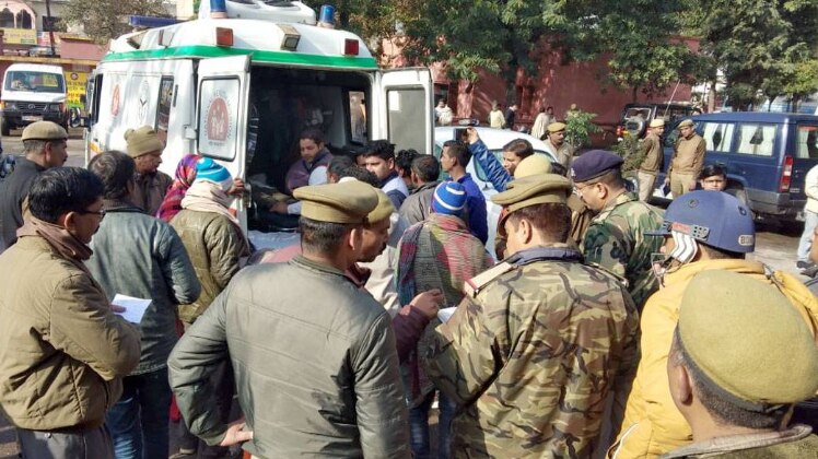 घटना के बाद सहारनपुर के जिला अस्पताल में भारी भीड़ जुट गई (फोटो साभार- एम. शौकीन)