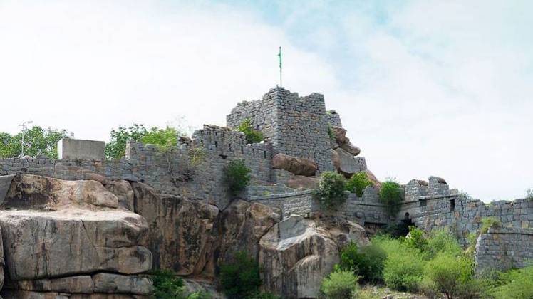 यह शहर रायचूर किले के लिए भी प्रसिद्ध है.