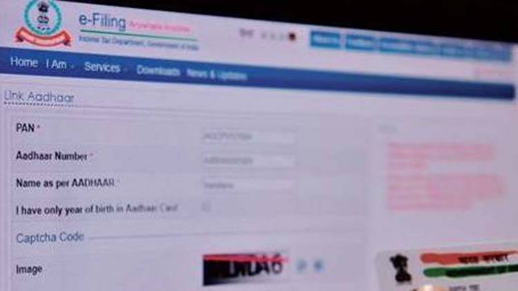 पैन और आधार की लिंकिंग (फोटो-PTI)