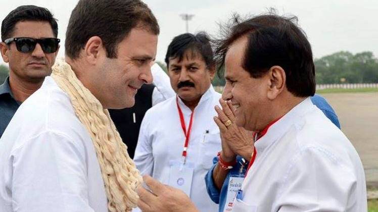 राहुल गांधी के साथ अहमद पटेल (Photo: Facebook)