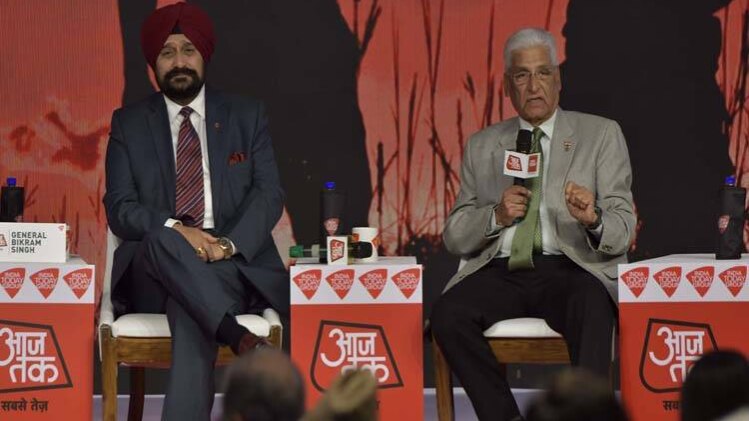 पूर्व एअर चीफ मार्शल ए वाई टिपनिस के साथ पूर्व आर्मी चीफ बिक्रम सिंह 