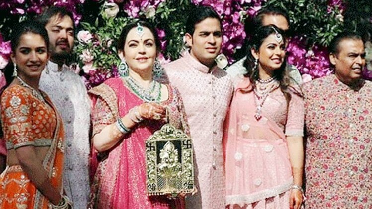 मुकेश अंबानी के परिवार के साथ राधिका मर्चेंट (सबसे दाएं)