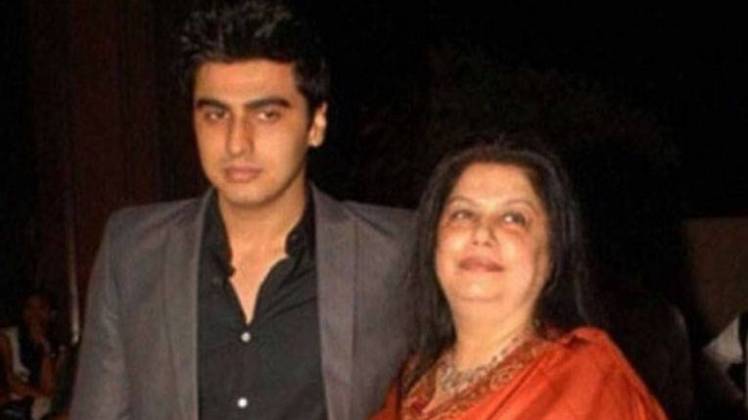 मां मोना कपूर के साथ अर्जुन कपूर