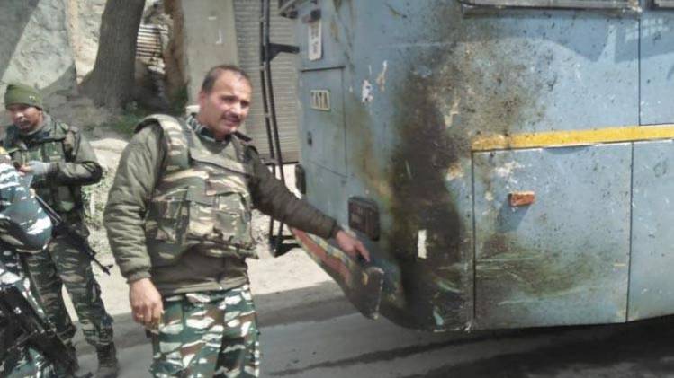 सीआरपीएफ बस को मारी कार ने टक्कर