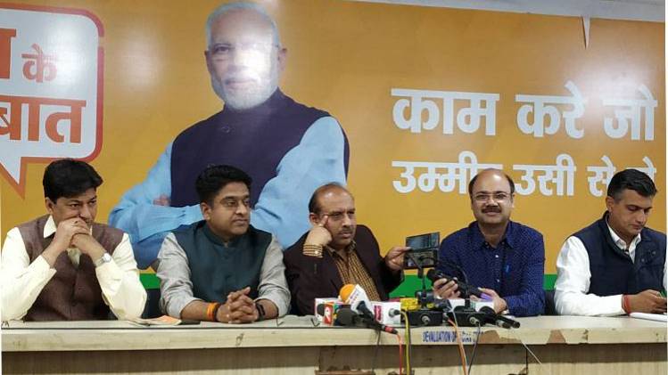 विजेंद्र गुप्ता और उनके साथ पार्टी के बाकी नेता 