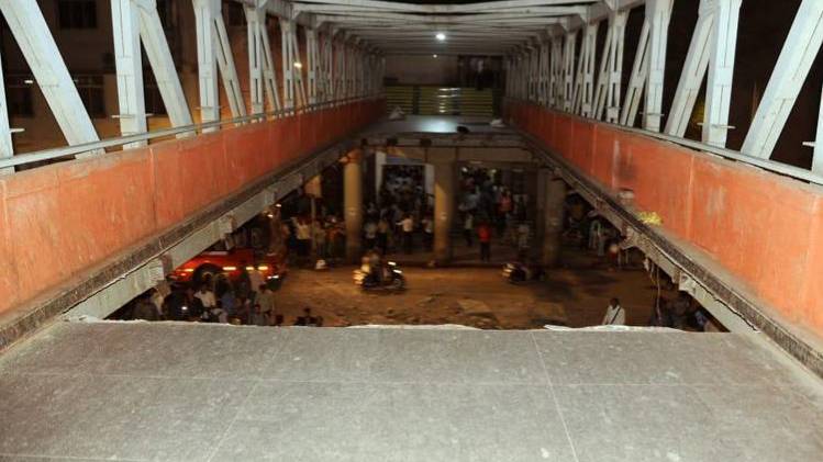 मुंबई में फुटओवर ब्रिज हादसा