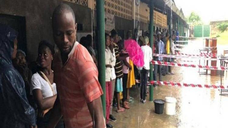 मोजाम्बिक में बाढ़ से बचते लोग. (file)