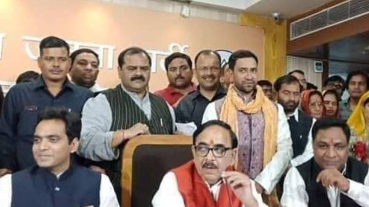 गले में नारंगी गमछा लपेटे भोजपुरी सुपरस्टार निरहुआ