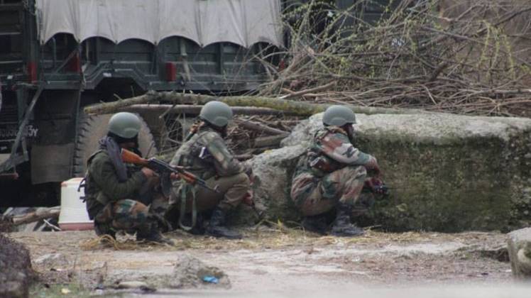 बडगाम जिले के परगाम इलाके में चल रहा है मुठभेड़