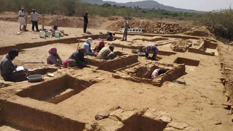 कच्‍छ में खुदाई के दौरान मिला हड़प्पायुगीन कब्रिस्‍तान (फोटो-गोपी)