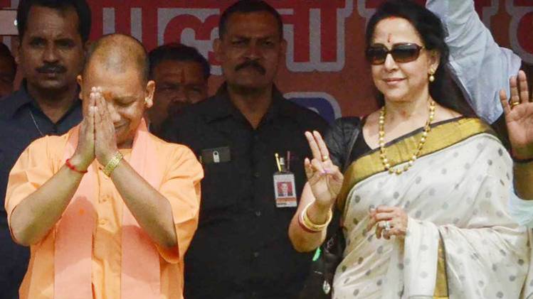 नामांकन भरने मथुरा पहुंची हेमा मालिनी और CM योगी(फोटो-PTI)